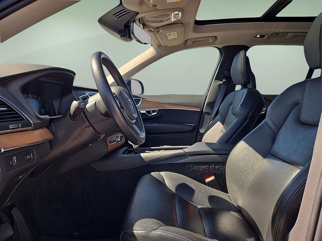 2022 Volvo XC90 T6 Momentum