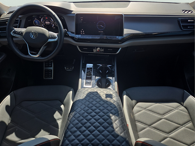 2024 Volkswagen Atlas 2.0T Peak Edition SEL